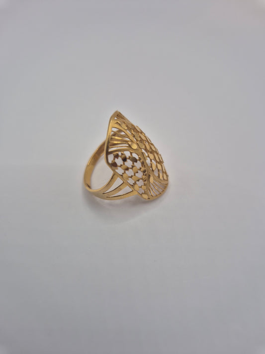 21k Gold Ring. Size 9.